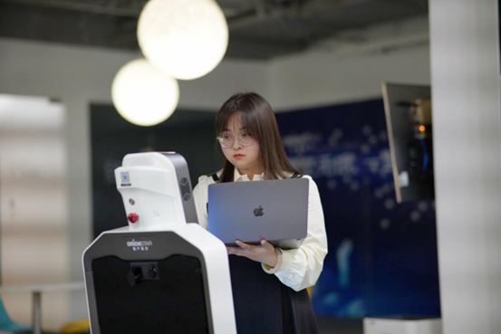 《经济日报》人物版·新三百六十行——服务机器人应用技术员