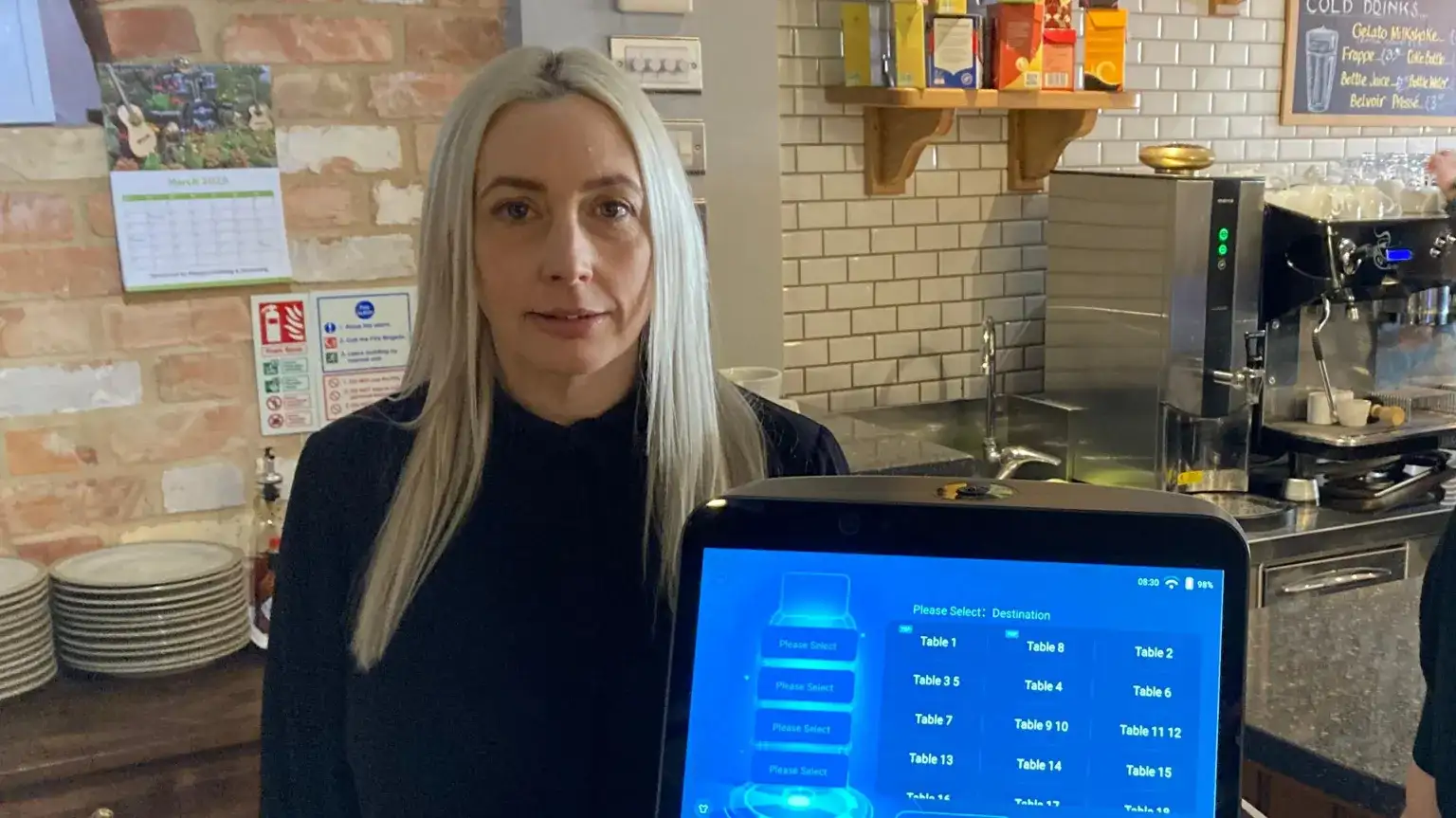 BBC News: Der Roboter-Kellner begeistert Café-Besucher