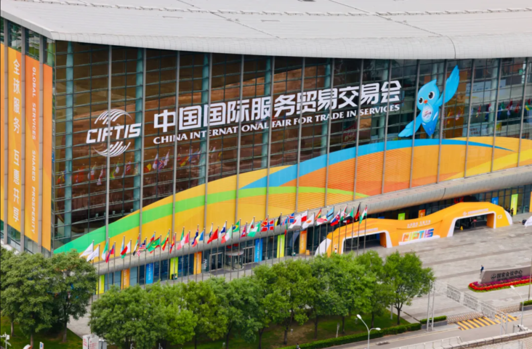 AI走播机器人带你逛2024服贸会，看机器人做咖啡！