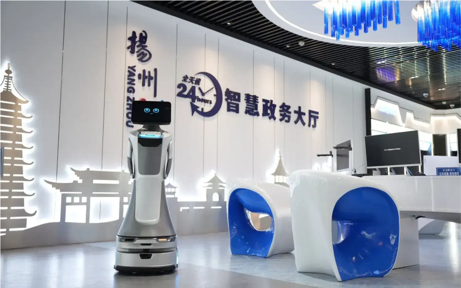 政务智能机器人主动迎宾服务