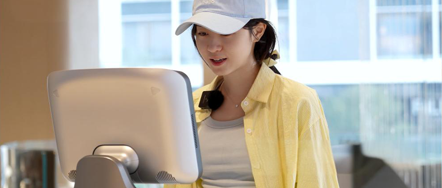 猎户星空机器人上岗荣耀旗舰店，智领未来零售体验