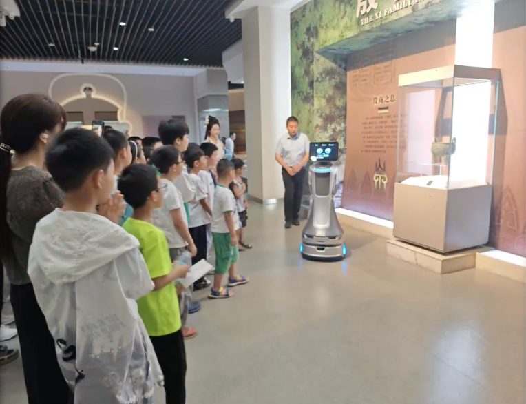 智慧文旅新篇章:从八达岭到博物馆,导览讲解机器人的应用与技术解析
