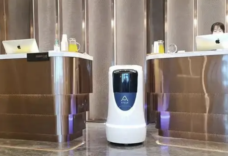 酒店前台接待机器人应用与技术解析:智能化升级的破局之路
