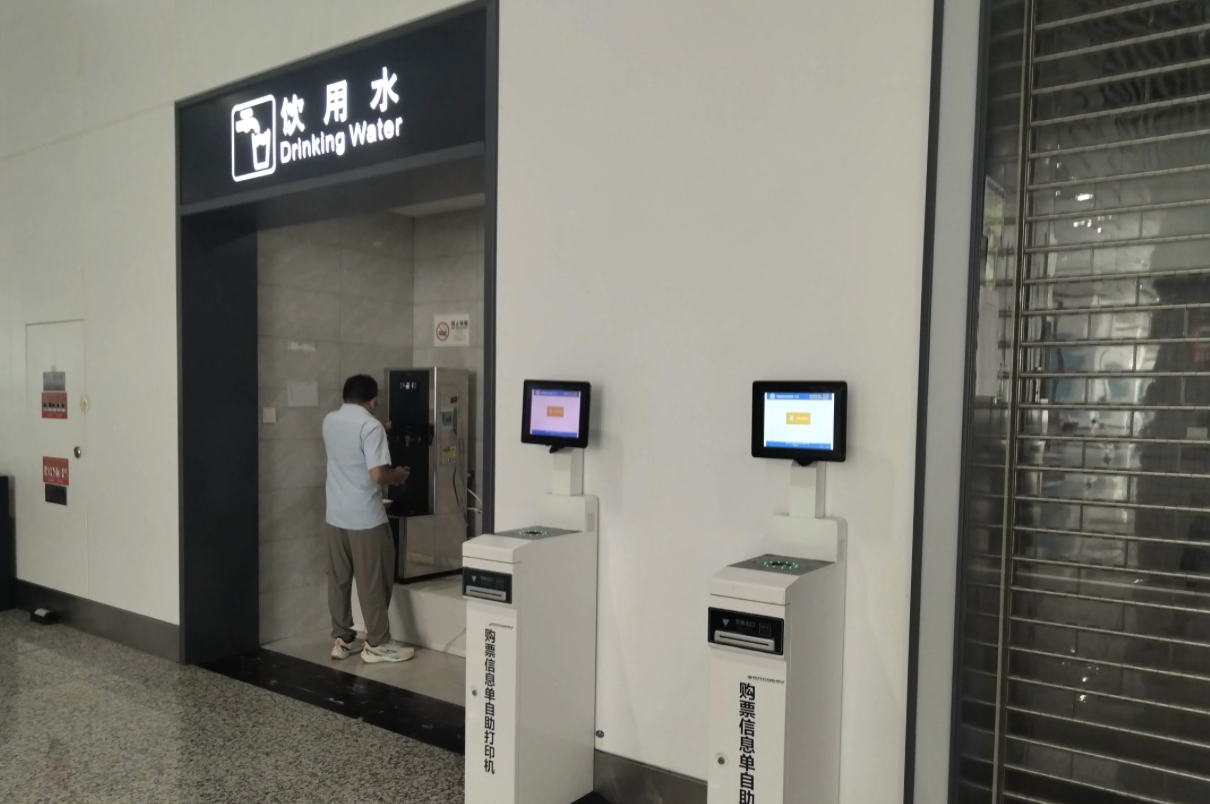 缓解“高频问路”与“时间焦虑”:服务机器人如何将高铁站大厅的客运压力分担出去