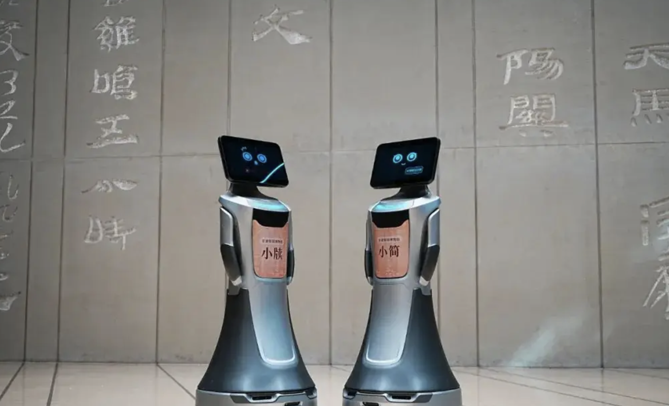 科技馆讲解员缺口持续扩大,猎户星空豹小秘支持大模型接入的展厅机器人正成为新型科普入口