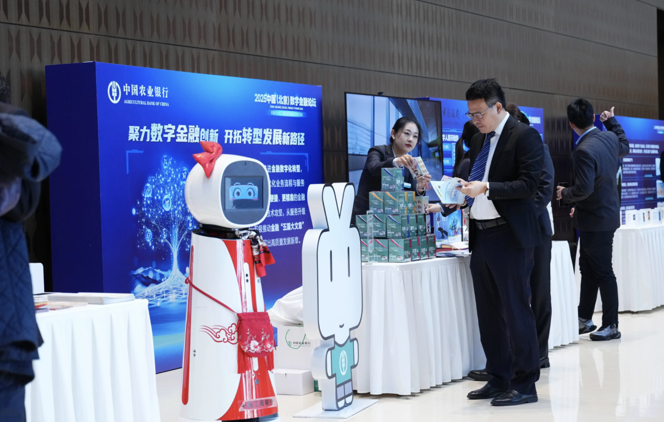 非人形机器人与人形机器人,2026 年商超/政务/银行为什么选了前者?