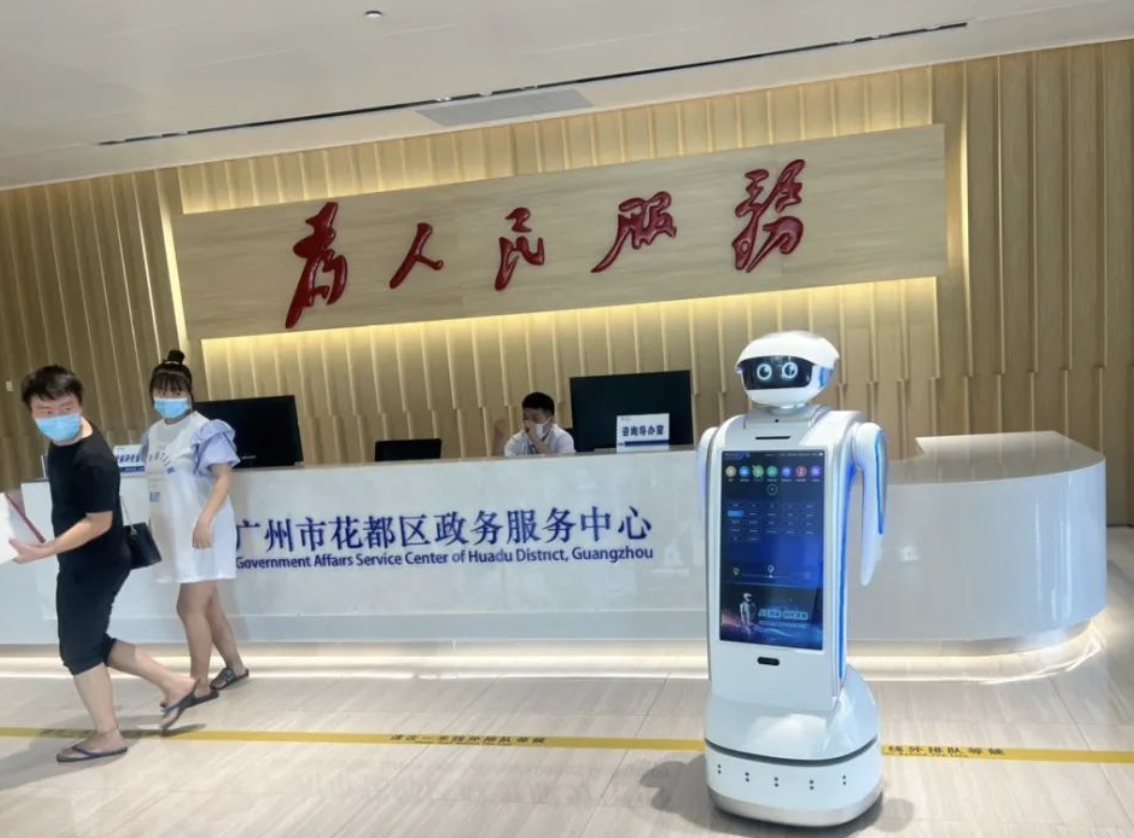 猎户星空豹小秘：展厅机器人迈向多机协同与大屏联动新阶段