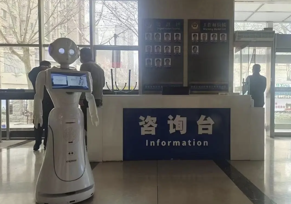 在政务大厅与服务中心：猎户星空豹小秘政务服务机器人如何衔接政策咨询、自助引导与口径一致