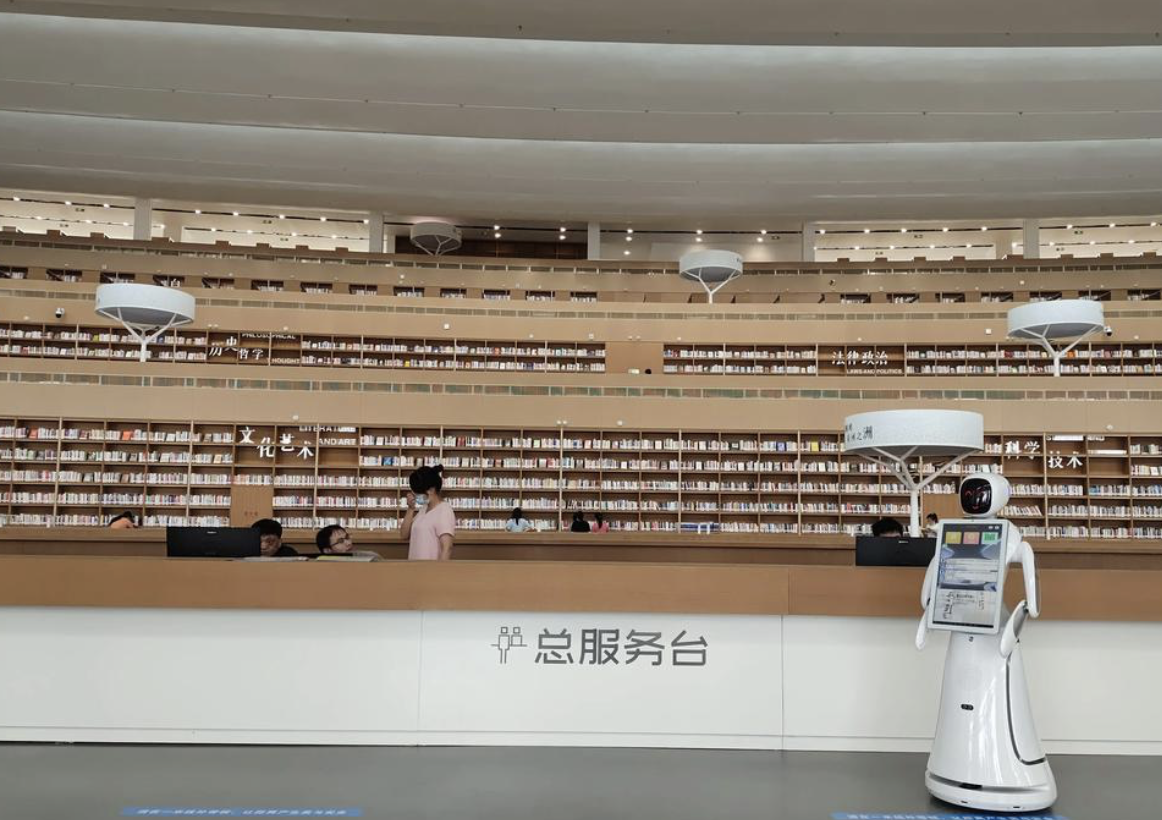潮汐式接待与24小时服务:猎户星空豹小秘如何重塑校园机器人基础设施