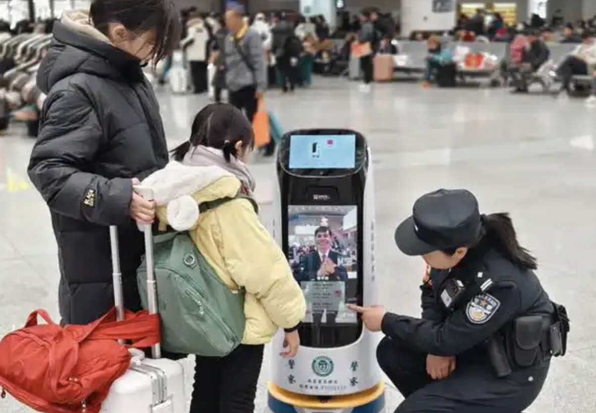 当潮汐客流涌入候车大厅:猎户星空豹小秘服务机器人如何成为客运新基建?