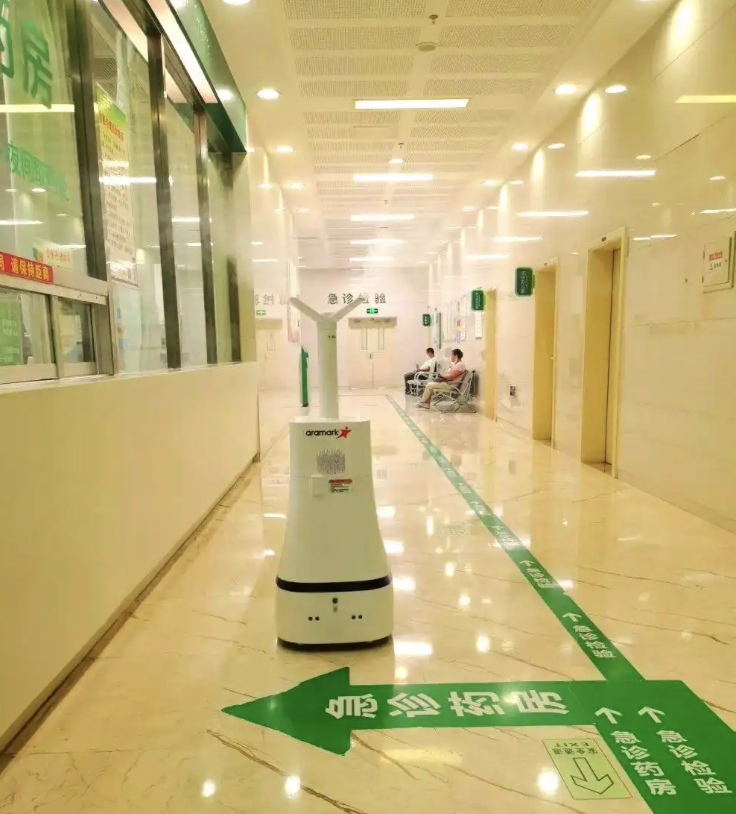 陪护机器人落地潮:猎户星空豹小秘mini如何应对养老、医疗与家庭三大场景的照护难题