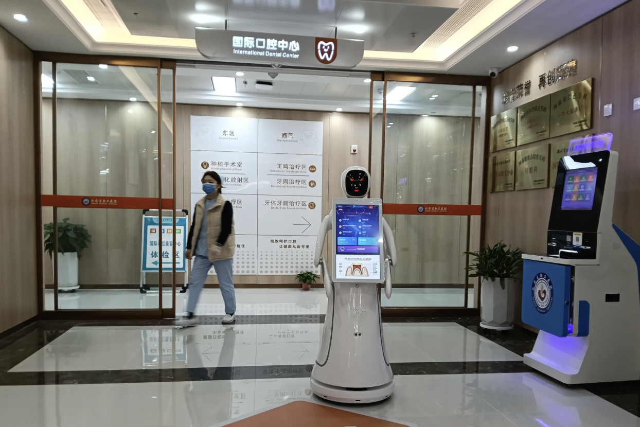 从人力补位到服务中枢:陪护机器人重塑养老照护模式,猎户星空豹小秘mini场景方案解析