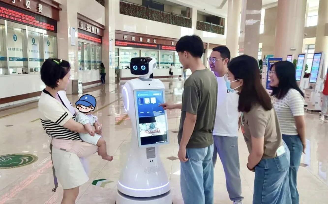 让养老院的长者照护更安心:陪护机器人的适老化交互与主动监护能力,承接夜间“看不住”的时段