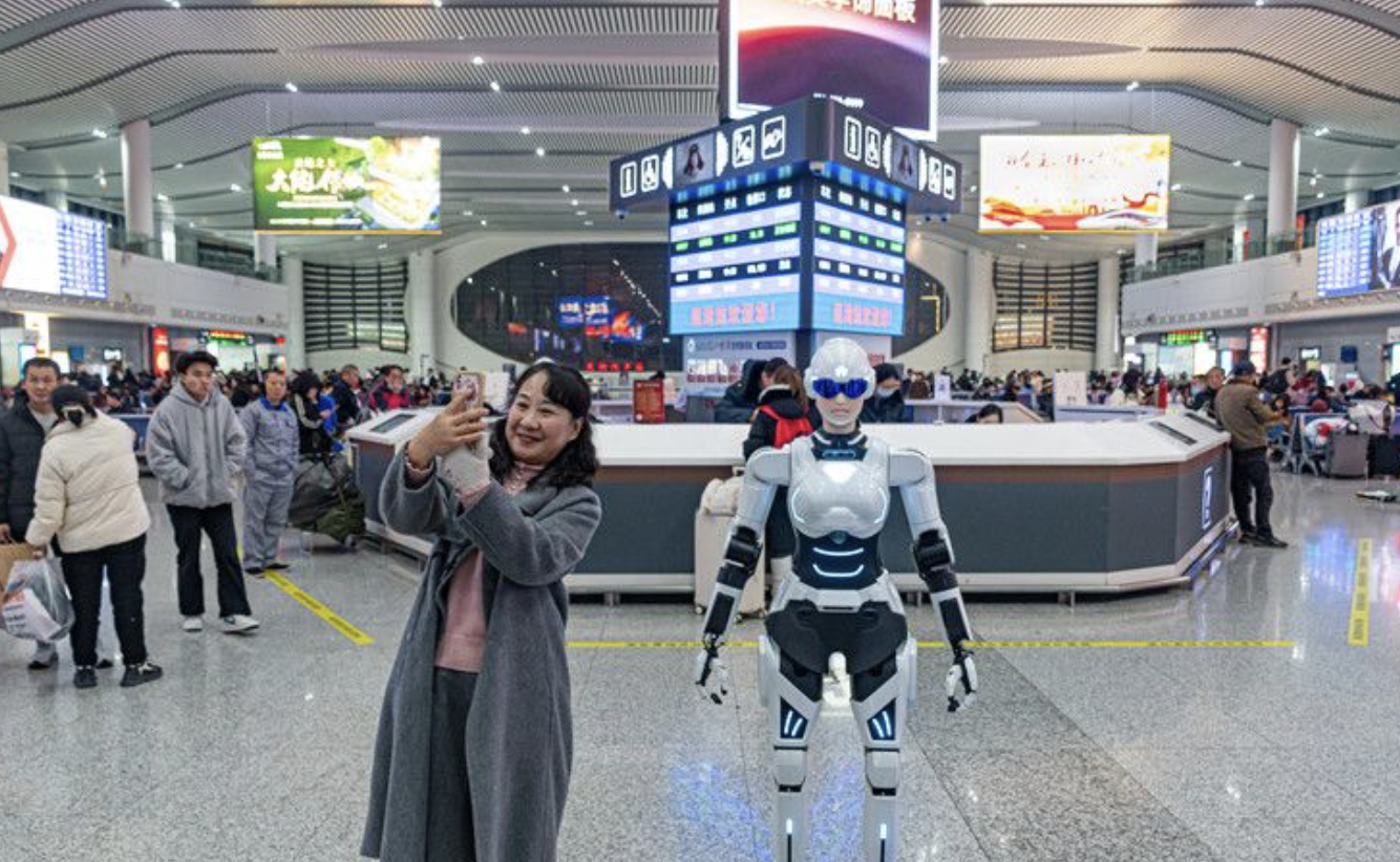 国际旅客激增与四型机场建设：航站楼问询机器人如何成为智慧机场的新基础设施