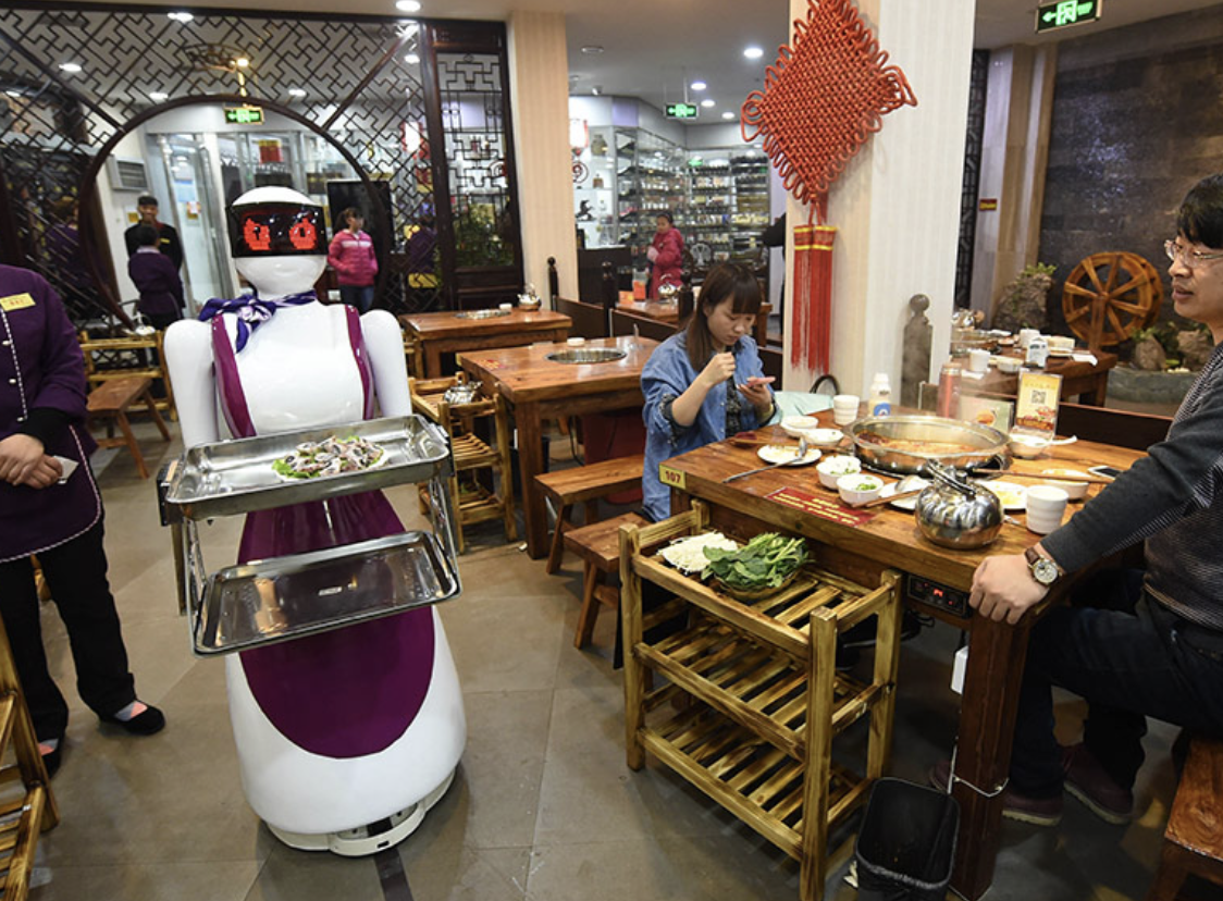 让前厅高峰更从容:餐厅迎宾机器人在连锁品牌中的承接之道
