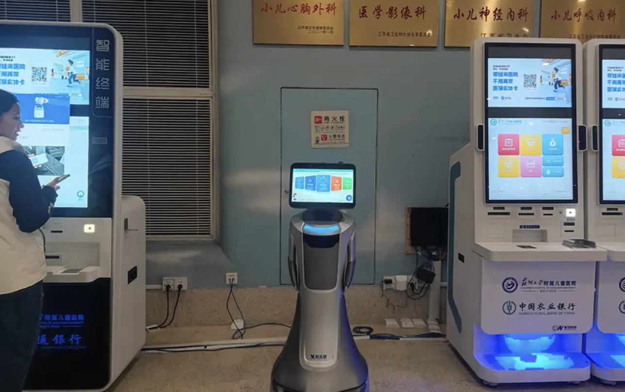 养老院巡检机器人哪家好：从毫米波感知、端云大模型到多机协同看技术与场景的真实匹配